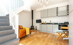 The Bs Hive, Modern, Stylish, 2 Bedroom House, In Harrogate Centre